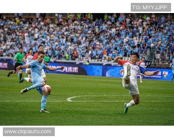 镜头捕捉:球员交易赛场小动作引发热议